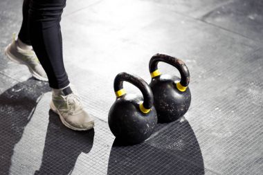 Kettlebell katta. Spor salonunda eğitim kız
