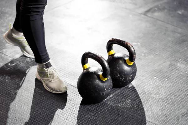 Kettlebell katta. Spor salonunda eğitim kız