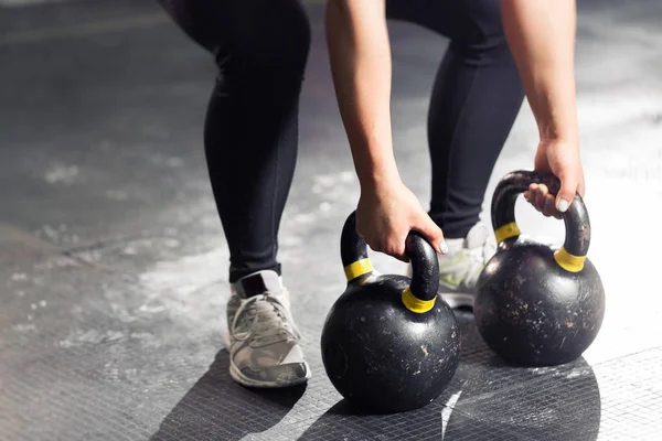 Kettlebell katta. Spor salonunda eğitim kız
