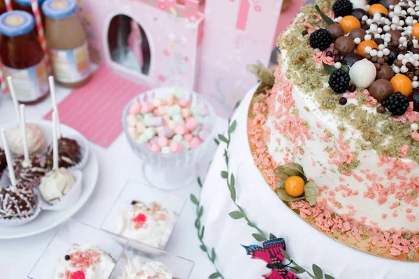Barevný narozeninový večírek tabulka s dortem — Stock fotografie