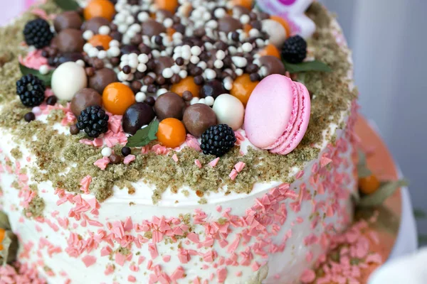 Mesa de festa de aniversário colorido com bolo — Fotografia de Stock