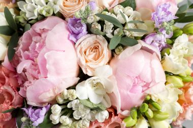 lüks ve şık buket gül ve diğer çiçekler. Kompozisyon renkler gri arka plan üzerinde. Kopya alanı.