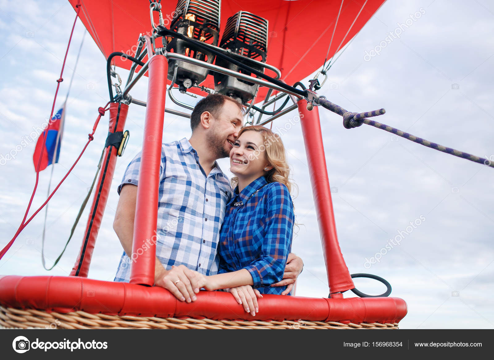 hot air balloon couple