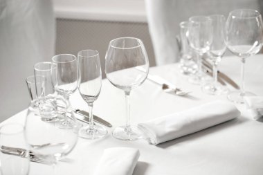 ayar, Festival yuvarlak masa misafirler için hazır masa.