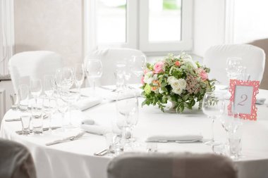 ayar, Festival yuvarlak masa misafirler için hazır masa.