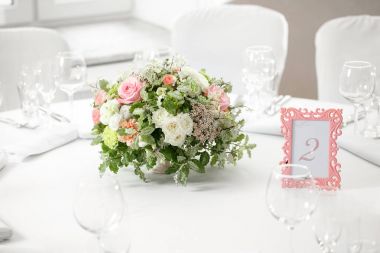 ayar, Festival yuvarlak masa misafirler için hazır masa.