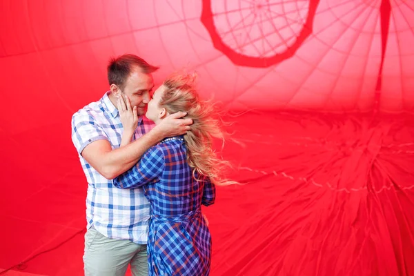 Krásný romantický pár objímat v horkovzdušném balónu. — Stock fotografie