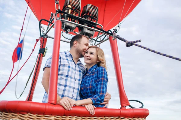 Macera. Bascket sıcak hava balonunda sarılma güzel Romantik Çift — Stok fotoğraf