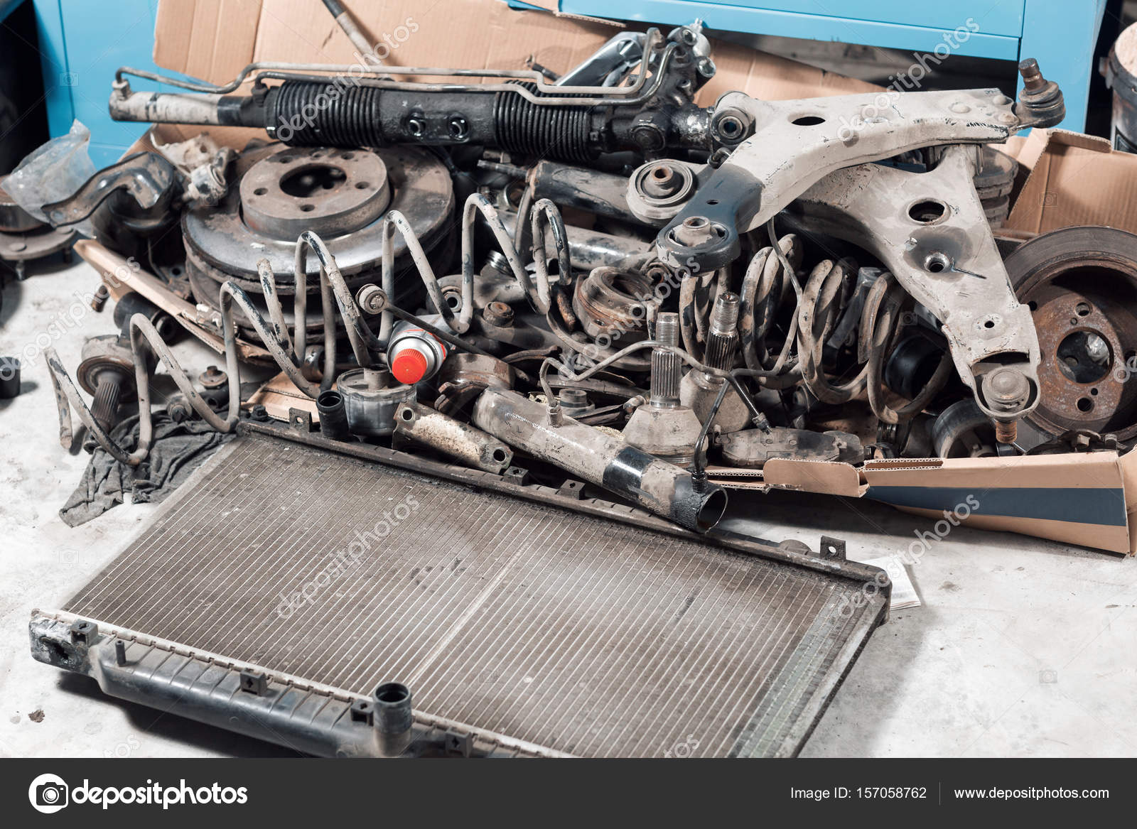 Veel oude auto onderdelen in de dienst garage. een stapel van metaal. gebruikte auto onderdelen — Foto van MalkovKosta