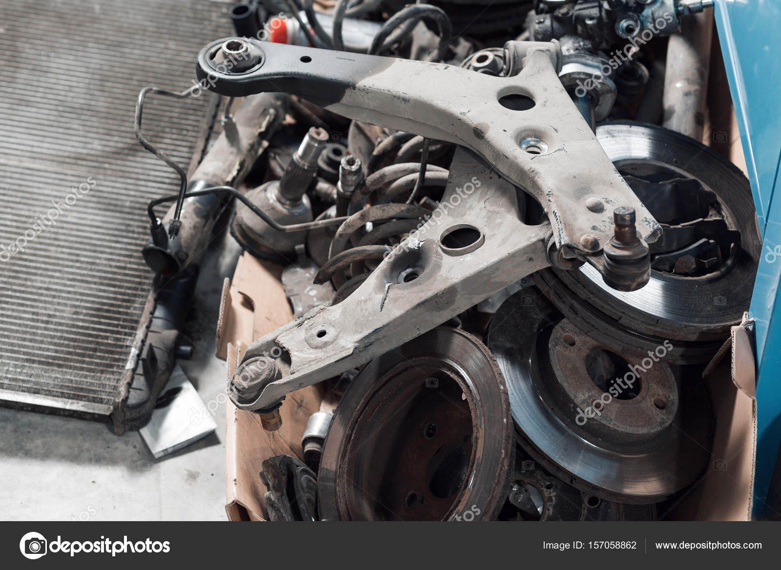 Veel oude auto onderdelen in de dienst garage. een stapel van metaal. gebruikte auto onderdelen — Foto van MalkovKosta