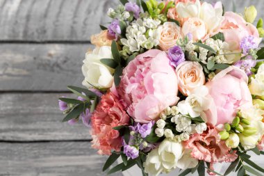 lüks ve şık buket gül ve diğer çiçekler. Kompozisyon renkler gri arka plan üzerinde. Kopya alanı.