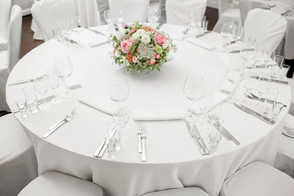 Mesa de restaurante redonda servida de lujo para una cena festiva — Foto de Stock