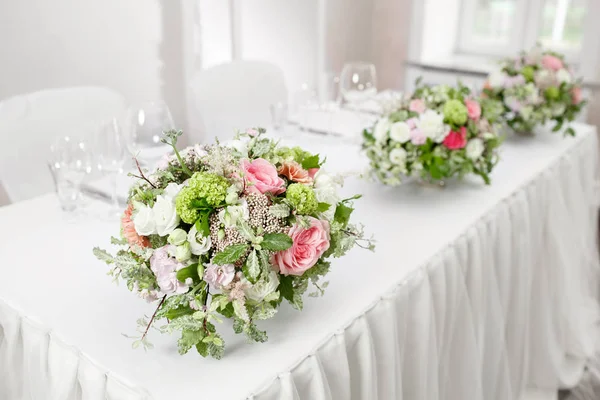 Evento bellamente organizado - mesas de banquete servidas listas para los huéspedes — Foto de Stock