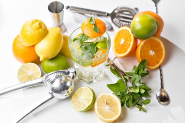 Yaz içeceği. Geleneksel limonata limon nane ve buz beyaz masada. Yumuşak odak ile Üstten Görünüm