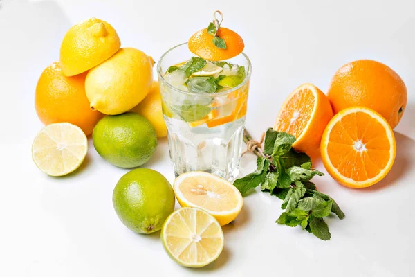 Bebida de verão. Limonada tradicional com hortelã-limão e gelo na mesa branca. Vista superior com foco suave — Fotografia de Stock