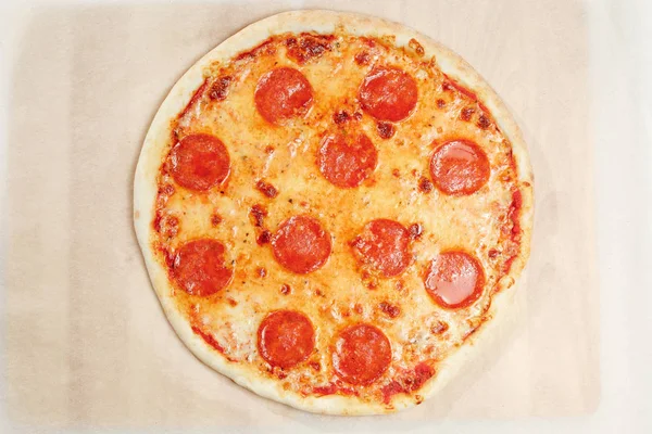 Pizza peperoni włoski z salami na papierze. — Zdjęcie stockowe