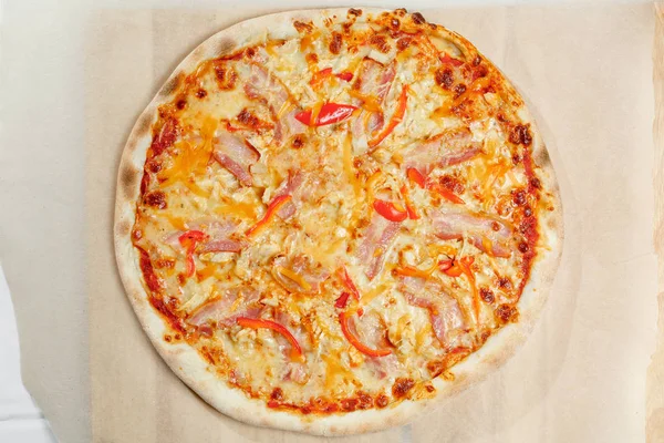 Włoskiej pizzy z boczkiem i papryki na papierze. — Zdjęcie stockowe