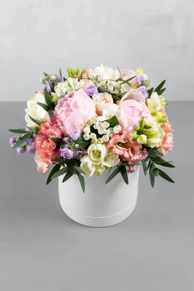 Lujoso y elegante ramo de rosas y otras flores. Colores de composición sobre fondo gris. Copiar espacio . —  Fotos de Stock