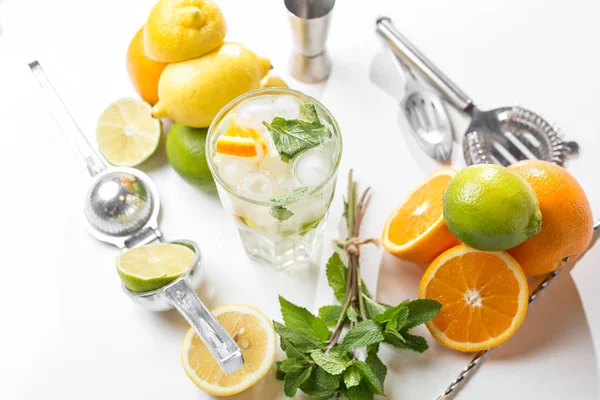 Sommergetränk. traditionelle Limonade mit Zitronenminze und Eis auf weißem Tisch. Draufsicht mit weichem Fokus — Stockfoto