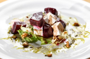 Taze tatlı bebek ıspanak, lahana marul, fındık, beyaz peynir ile sağlıklı pancar salatası