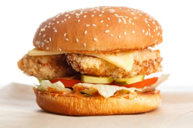 Büyük lezzetli tavuk burger ahşap masa.
