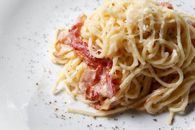 Spagetti carbonara beyaz bir arka plan üzerinde
