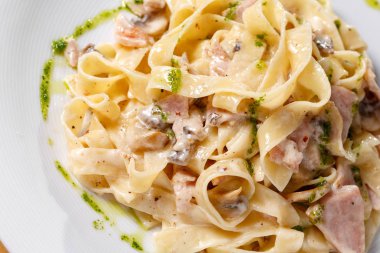 Jambon, mantar ve sarısı Tagliatelle makarna. Seçici odak