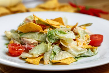 Mısır, fasulye, cips ve Avokado salatası.