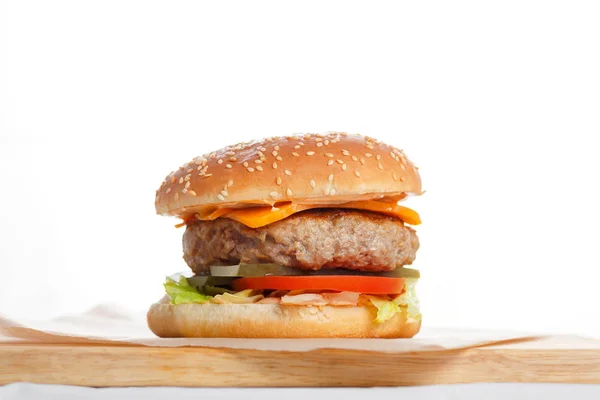 Gran hamburguesa sabrosa con carne Patty mesa de madera . — Foto de Stock