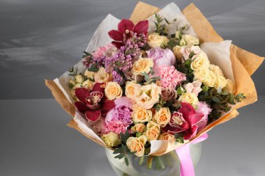 bir çiçekçi iş. Vintage gri doku boş alanı tarafından dekorasyon ile gül ve çiçek tatlı romantik kavramı karışık