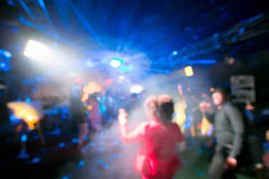 Bulanık renkli ışıklar içinde müzik kulübü