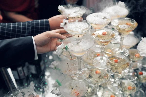 People take the glasses of champagne pyramid. close-up — Stock Photo, Image