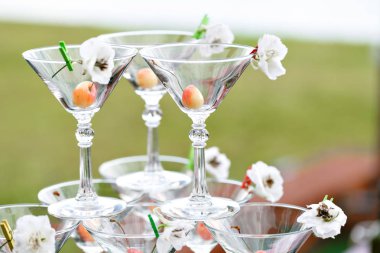 Şampanya kule alkol dökmek için hazır