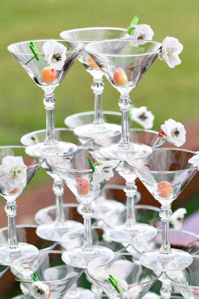 Şampanya kule alkol dökmek için hazır