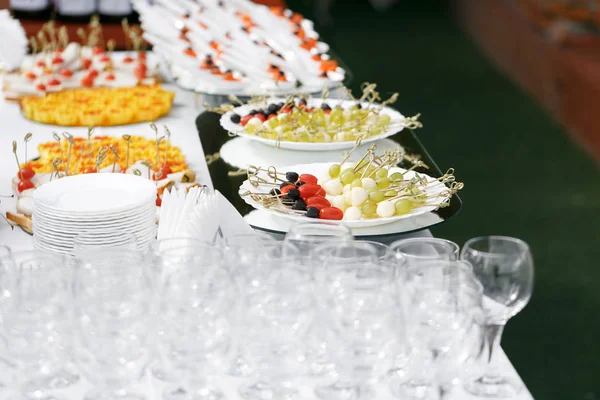 Il buffet alla reception. Assortimento di tartine. Servizio banchetti. ristorazione alimentare — Foto Stock