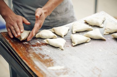 kütük çörek hamur içinde dolgu ile. Üretim pişirme fırın için hazır.