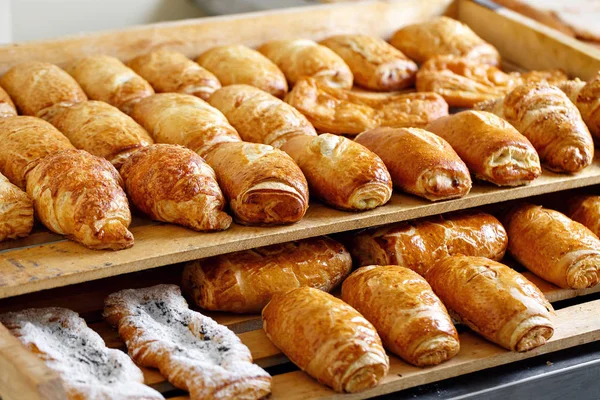 Pasticceria sfoglia su tavola di legno. mattina in panetteria — Foto Stock