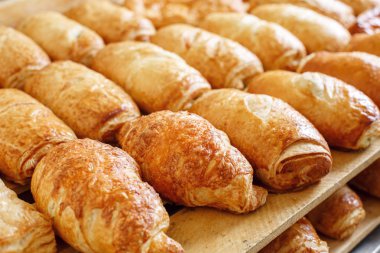 Puf böreği ahşap tahta üzerinde. sabah ekmek