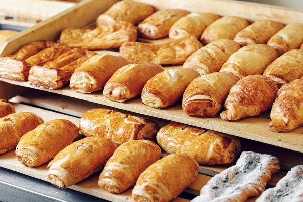 Freshly baked bread and puffson tray. — Stock Photo, Image