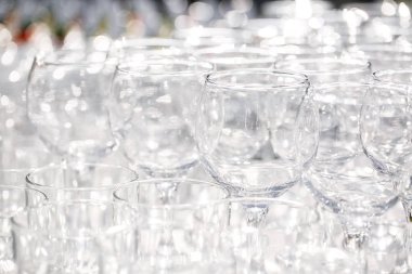 Arka plan yemek servisi. Düğün Restoran Resepsiyon açık havada, boş şarap bardakları.