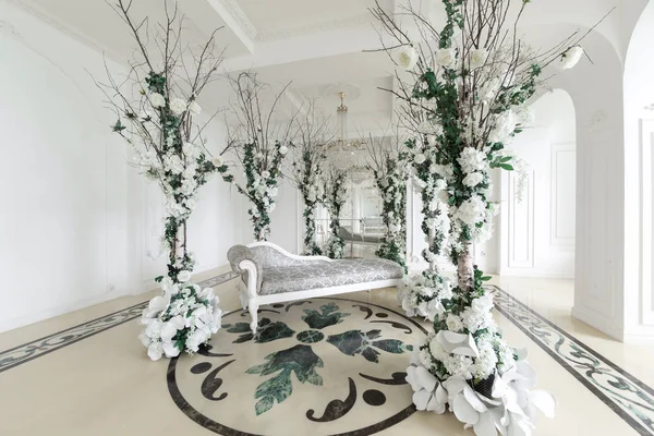 Interior vintage luxuoso com espelho no estilo aristocrático — Fotografia de Stock
