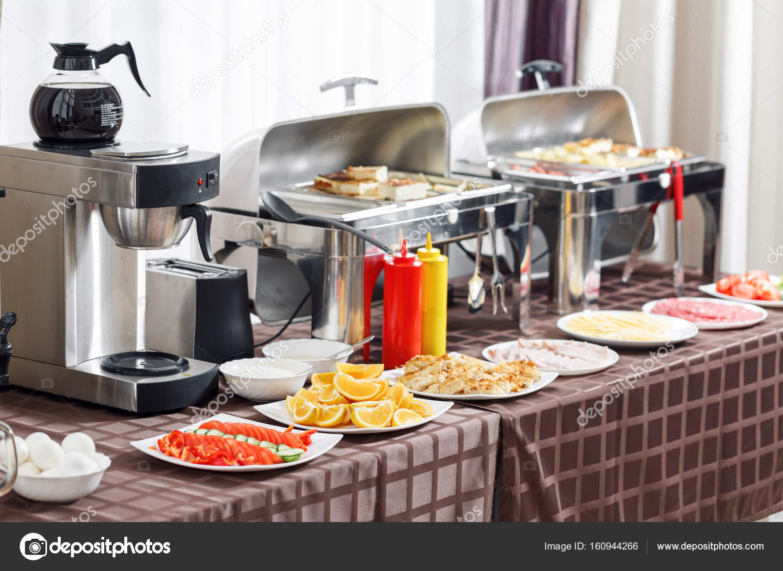 Desayuno en el Mesa Buffet con vajilla esperando a los