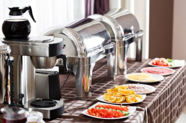 Otelde kahvaltı. Büfe tablo ile misafirler için bekleyen dishware