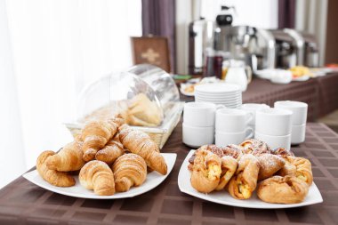 Otelde kahvaltı. kruvasan ve puf ön planda. seçici odak