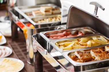 Otelde kahvaltı. patates kızartması ve sahanda yumurta ve diğer sıcak yemekler