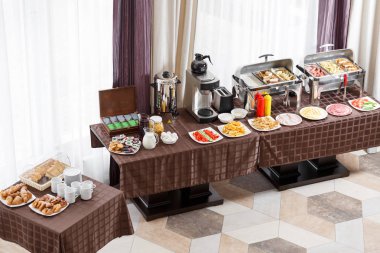 Otelde kahvaltı. Büfe tablo ile misafirler için bekleyen dishware