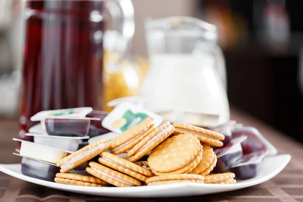 Breakfast at the hotel. cookie sandwiches with cream and jam portions. selective focus — Stock Photo, Image