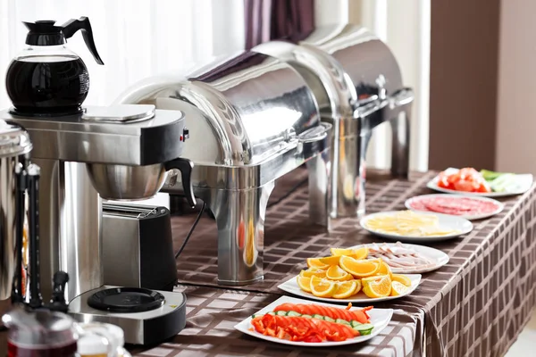 Otelde kahvaltı. Büfe tablo ile misafirler için bekleyen dishware