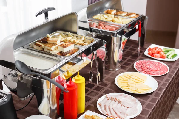 Otelde kahvaltı. Büfe tablo ile misafirler için bekleyen dishware