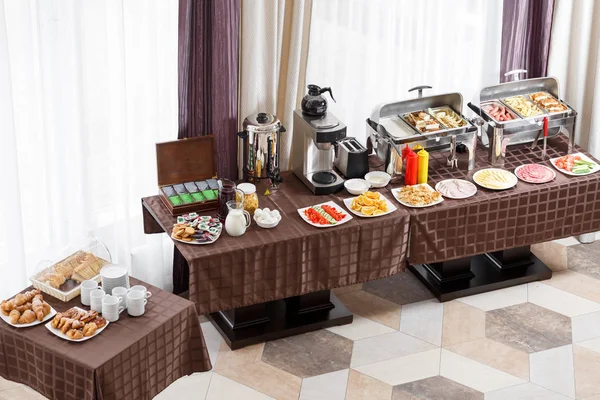 Otelde kahvaltı. Büfe tablo ile misafirler için bekleyen dishware